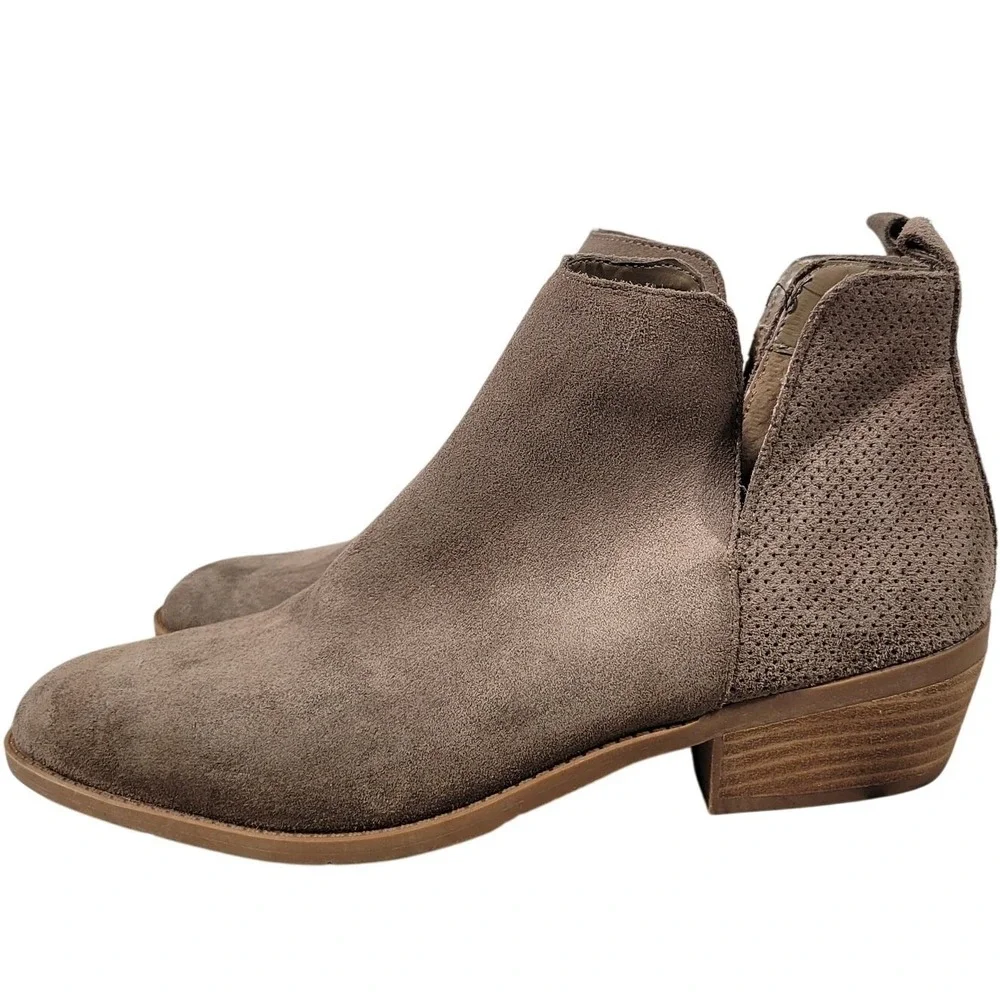 Steve Madden Suede Ankle Booties Taupe‎ V Cut Out Perforated Heel Shoes 9 NEW